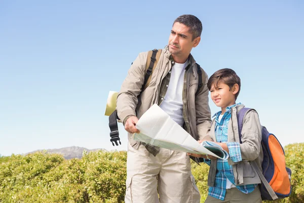 Padre e hijo haciendo senderismo en las montañas — Foto de Stock