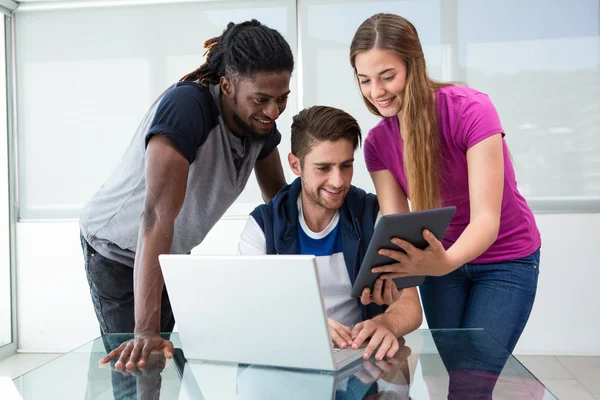 Team creativo guardando tablet digitale — Foto Stock