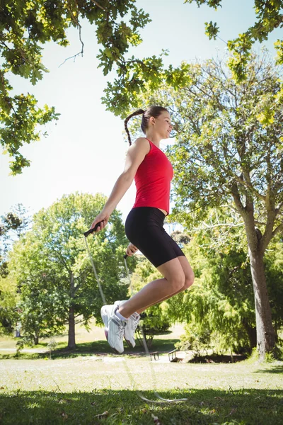 Fitte Frau hüpft im Park — Stockfoto