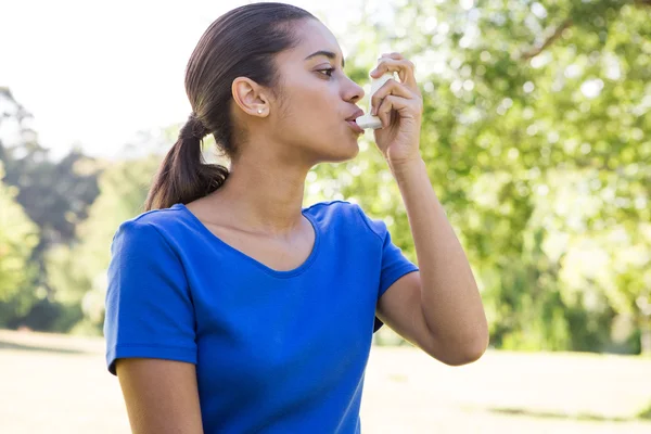 Pretty woman using her inhaler — Stock Photo, Image
