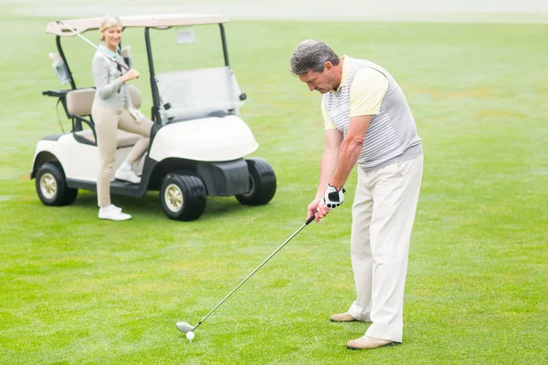 Golfer bezig met tee off — Stockfoto