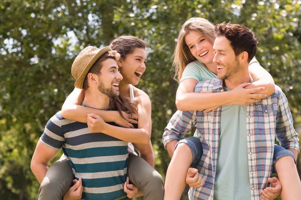 Happy friends in the park — Stock Photo, Image