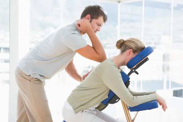Mujer teniendo masaje de espalda —  Fotos de Stock