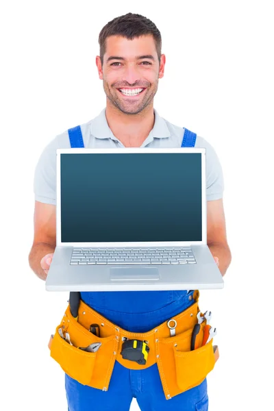 Lächelnder Reparateur zeigt Laptop — Stockfoto