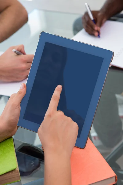 Utilizzo di tablet digitali in riunione — Foto Stock