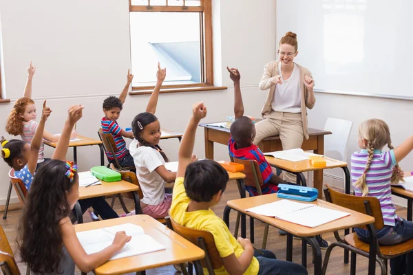 Alunos levantando a mão em sala de aula — Fotografia de Stock