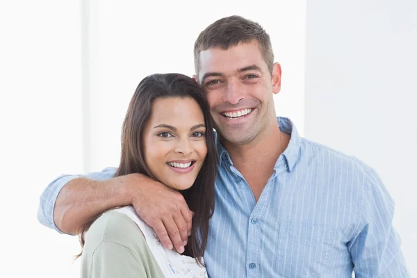 Pareja cariñosa sonriendo en casa —  Fotos de Stock