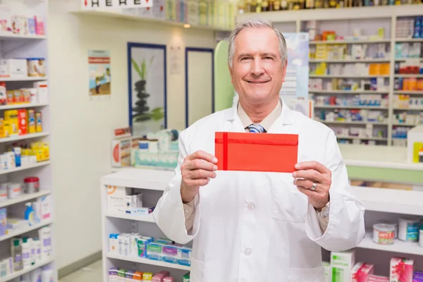 Uśmiechający się starszy Farmaceuta posiadający koperta — Zdjęcie stockowe