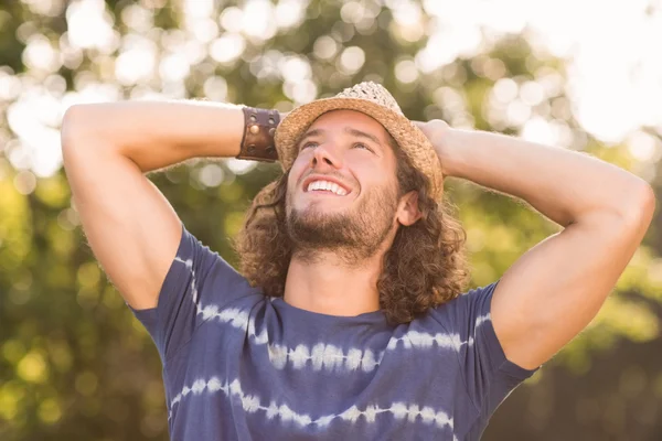 Schöner Hipster im Park — Stockfoto