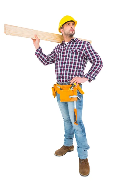 Handyman holding trä plankor — Stockfoto