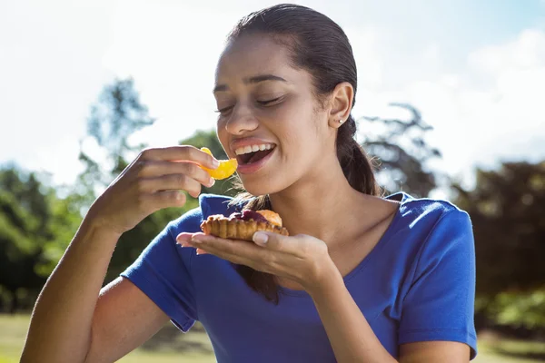 Hübsche Frau isst Pizza im Park — Stockfoto