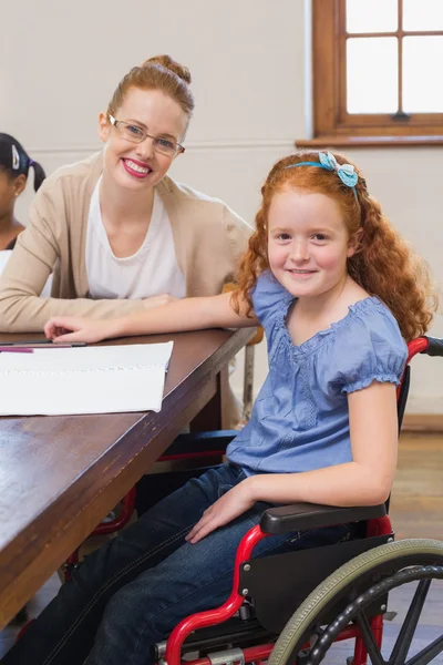 Jolie enseignante aidant l'élève en classe — Photo