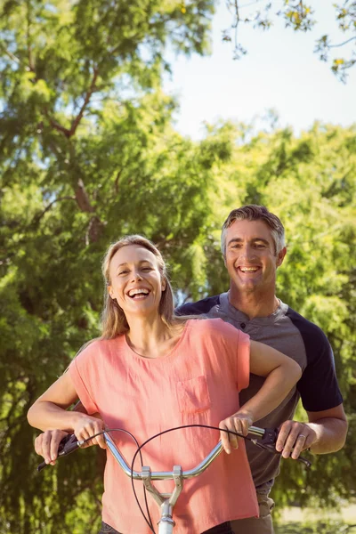 Pareja feliz en un paseo en bicicleta — Foto de Stock