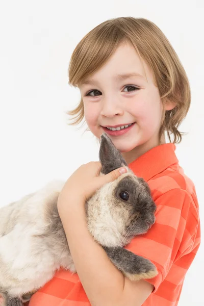 Lycklig pojke anläggning fluffiga kanin — Stockfoto