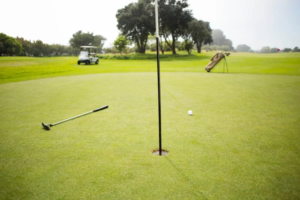 Pole golfowe w słoneczny dzień — Zdjęcie stockowe