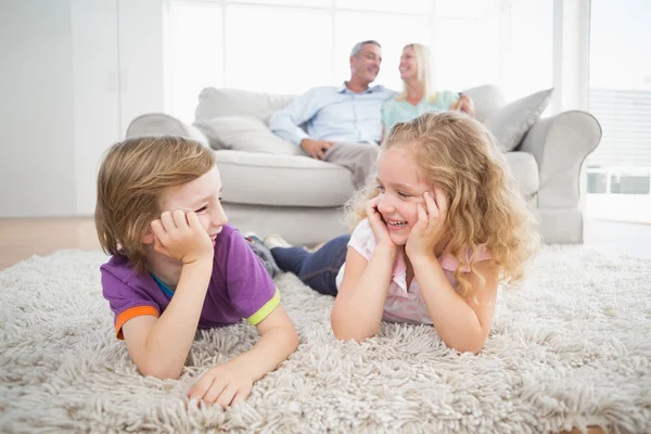 Broers en zussen kijken naar elkaar — Stockfoto