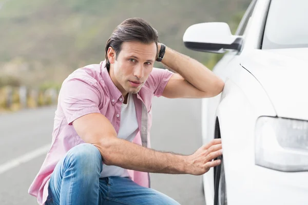 Benadrukt man kijken naar wiel — Stockfoto