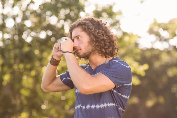 Schöner Hipster mit Vintage-Kamera — Stockfoto