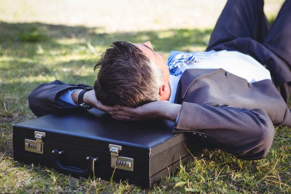 Empresário relaxante no parque — Fotografia de Stock