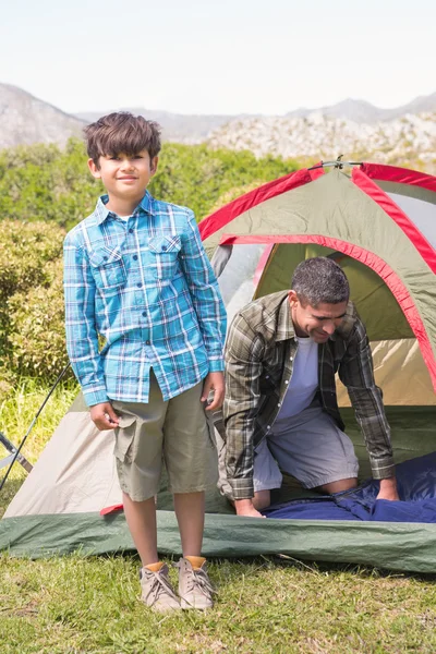 Pai e filho em sua tenda — Fotografia de Stock