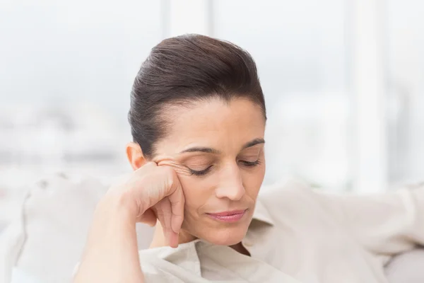 Vrouw met ontspannen op de sofa — Stockfoto