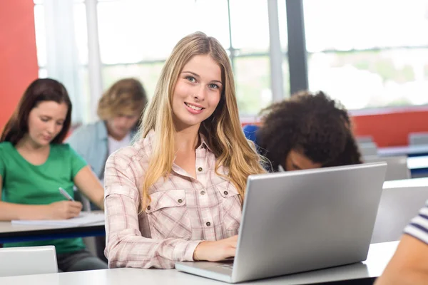 Kız öğrenci sınıfta dizüstü bilgisayar kullanmak — Stok fotoğraf