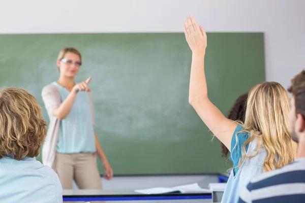 Студенты поднимают руку в классе — стоковое фото