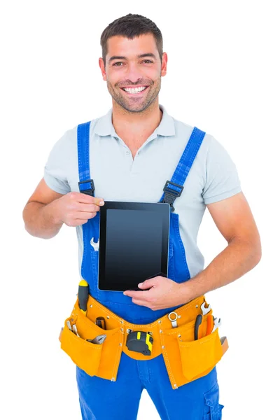 Reparatör i overaller håller digital tablet — Stockfoto