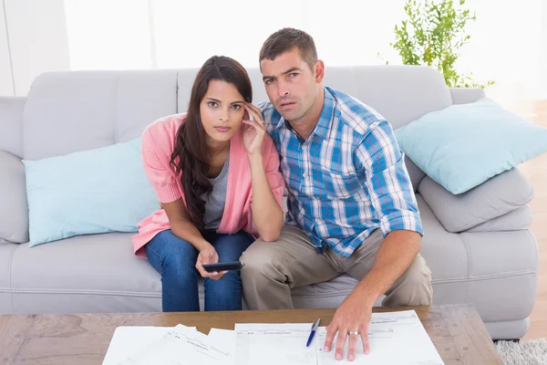 Retrato de casal preocupado calculando as finanças domésticas — Fotografia de Stock