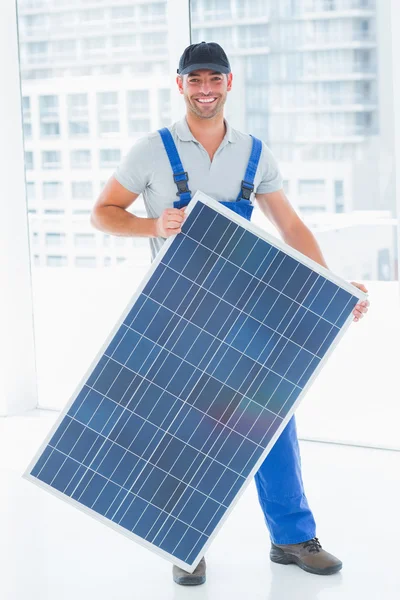 Manuale Worker Holding pannello solare — Foto Stock