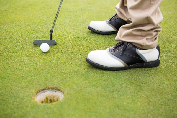 Golfer about to tee off — Stock Photo, Image