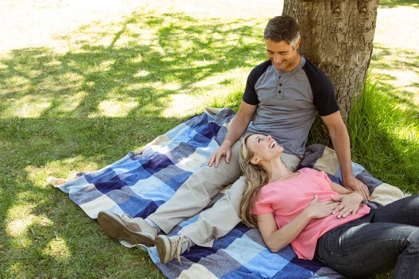 Gelukkige paar ontspannen in het park — Stockfoto