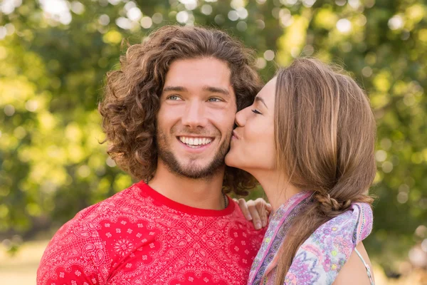 Bonito casal no parque — Fotografia de Stock