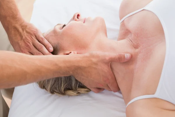 Mulher recebendo massagem no pescoço — Fotografia de Stock