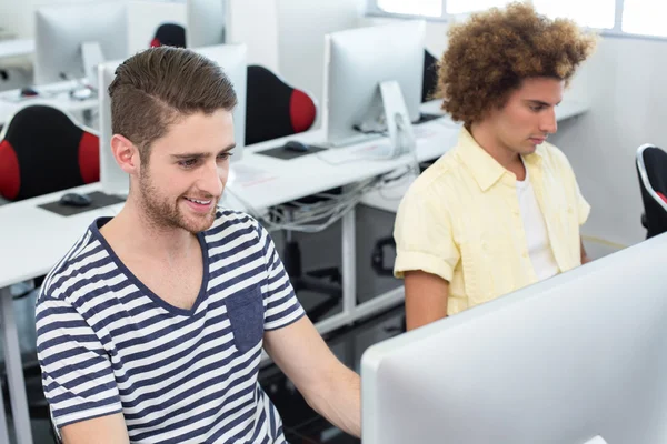 Studenti maschi in classe di computer — Foto Stock