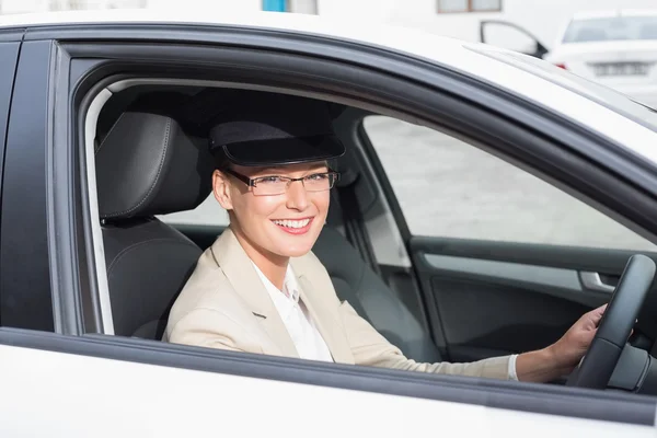 Chauffeur glimlachen op camera — Stockfoto