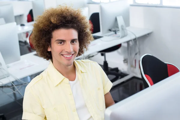 Sorridente studente maschio in classe di computer — Foto Stock
