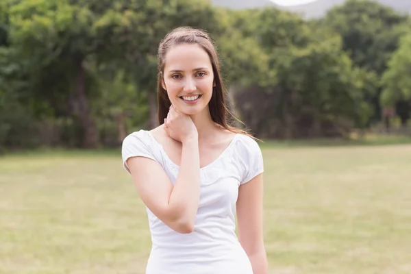 Junge Frau im Park — Stockfoto