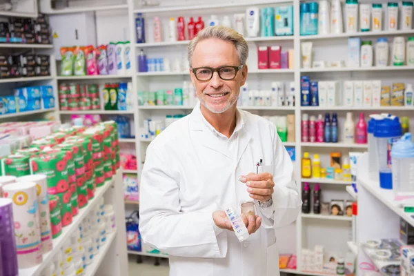 Apotheker hält Medikamentenblisterverpackung — Stockfoto