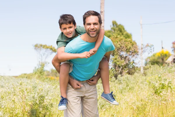 Padre e hijo en el campo — Foto de Stock