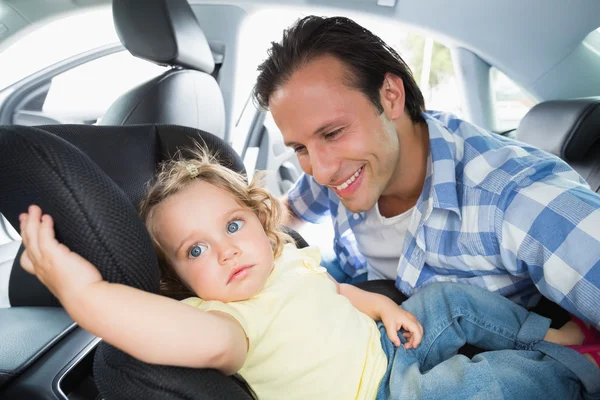 Pai protegendo seu bebê no assento do carro — Fotografia de Stock