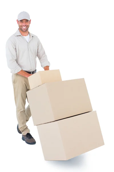 Felice consegna uomo spingendo carrello di scatole — Foto Stock