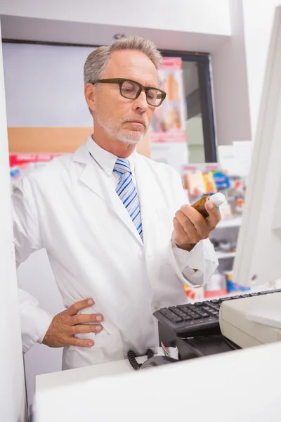 Farmacéutico senior utilizando el ordenador —  Fotos de Stock