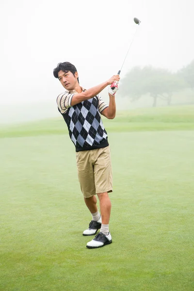 Golfer teeing off — Stock Photo, Image