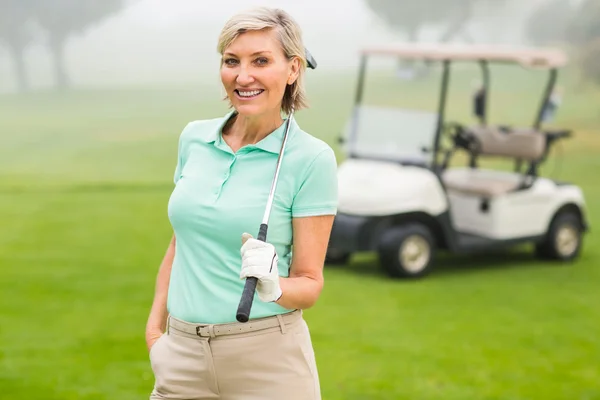 Golfista feliz com buggy de golfe atrás — Fotografia de Stock