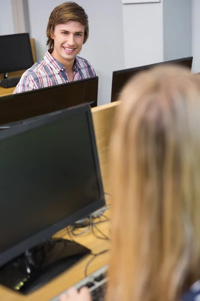 컴퓨터에 함께 일 하는 학생 — 스톡 사진