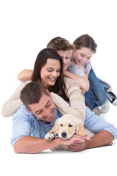 Família feliz com cachorro — Fotografia de Stock