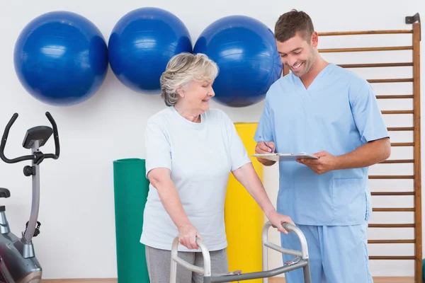 Senior mulher andando com moldura zimmer — Fotografia de Stock