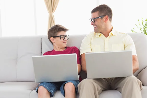 Pai e filho olhando um para o outro — Fotografia de Stock