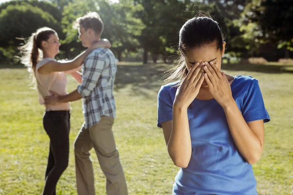 Mann wird im Park untreu — Stockfoto